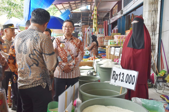 Tampak Pj Wali Kota Palopo, Asrul Sani, SH, M.Si bersama Forkopimda saat memantau harga bahan pokok di Pasar Niaga Palopo.