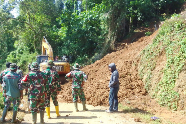 Longsor Terjang Desa Posi, PT BMS ‘Gercep’ Turunkan Excavator Bersihkan Material