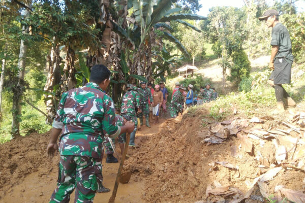 Sigap! Danramil 1403-04/Padang Sappa Kerahkan Personil Bersihkan Material Longsor di Ruas Jalan Desa Posi dan Tiromanda
