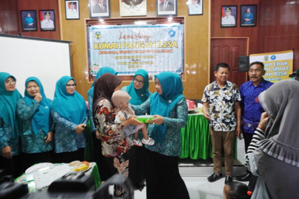 Ketua TP-PKK Luwu Launching Rumah Pangan Beragam, Bergizi, Seimbang dan Aman di Desa Komba