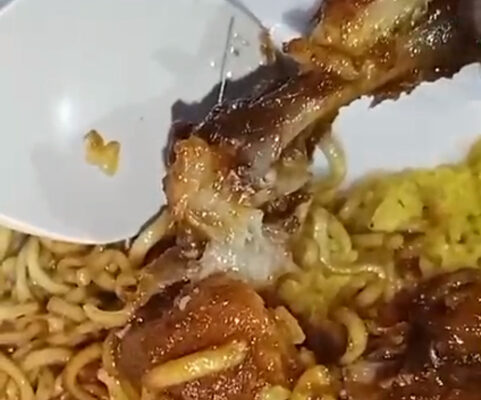 Orang Tua Murid Kaget Temukan Belatung di Nasi Kuning Pesanan Panitia di Salah Satu Warung Ternama di Belopa